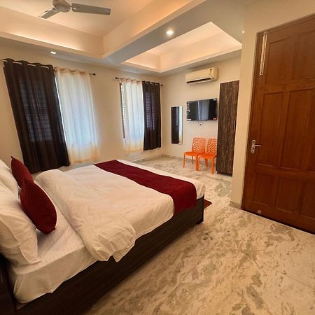 Hl Grand Hotel Лакнау Екстериор снимка