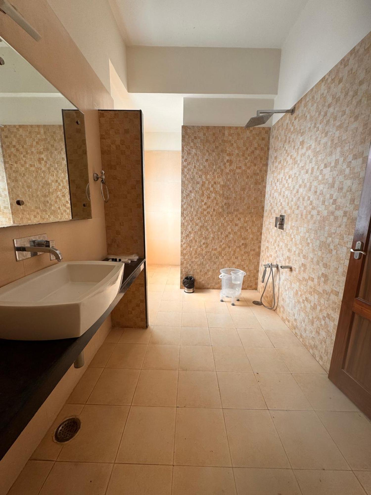 Hl Grand Hotel Лакнау Екстериор снимка