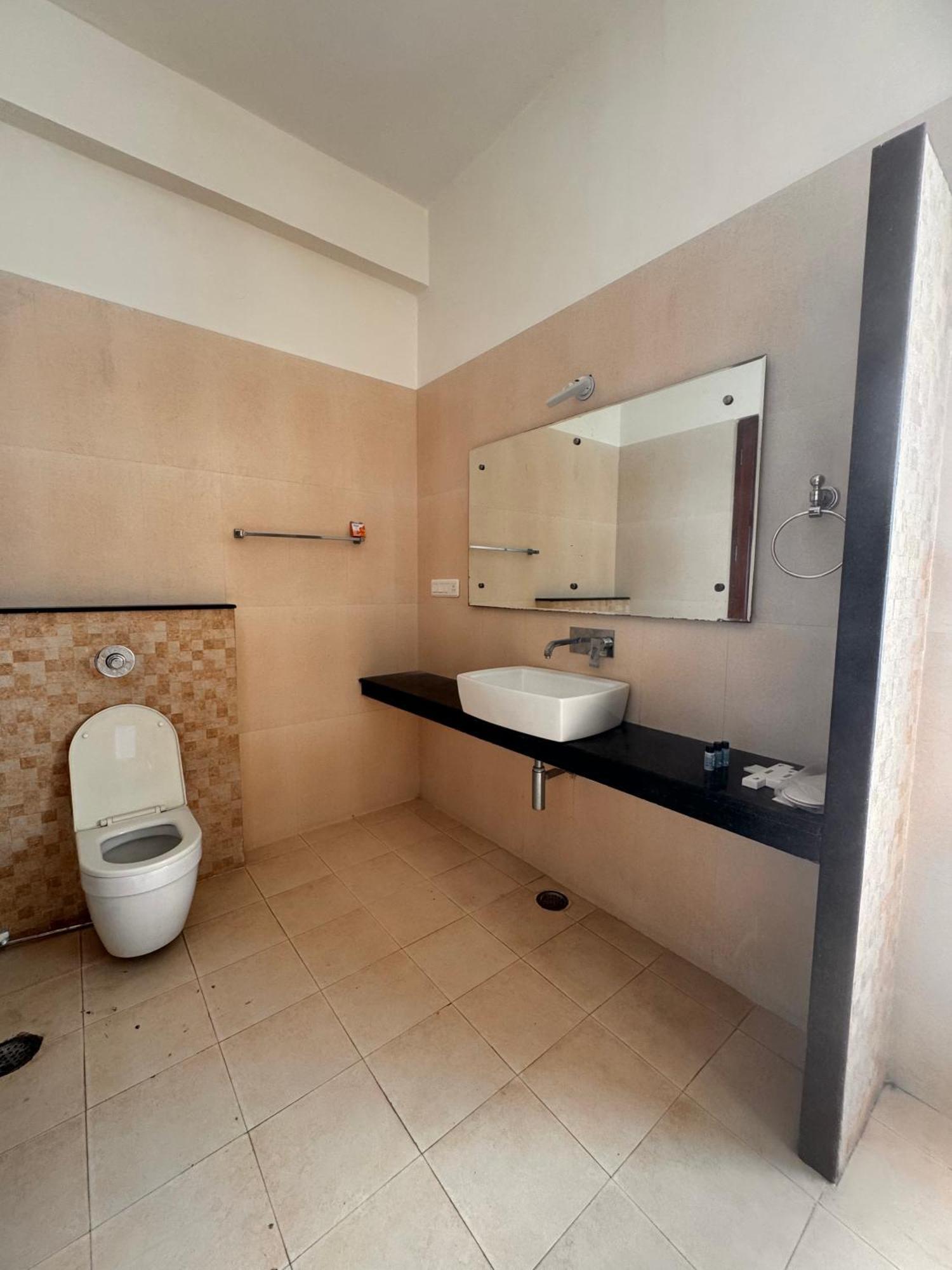 Hl Grand Hotel Лакнау Екстериор снимка