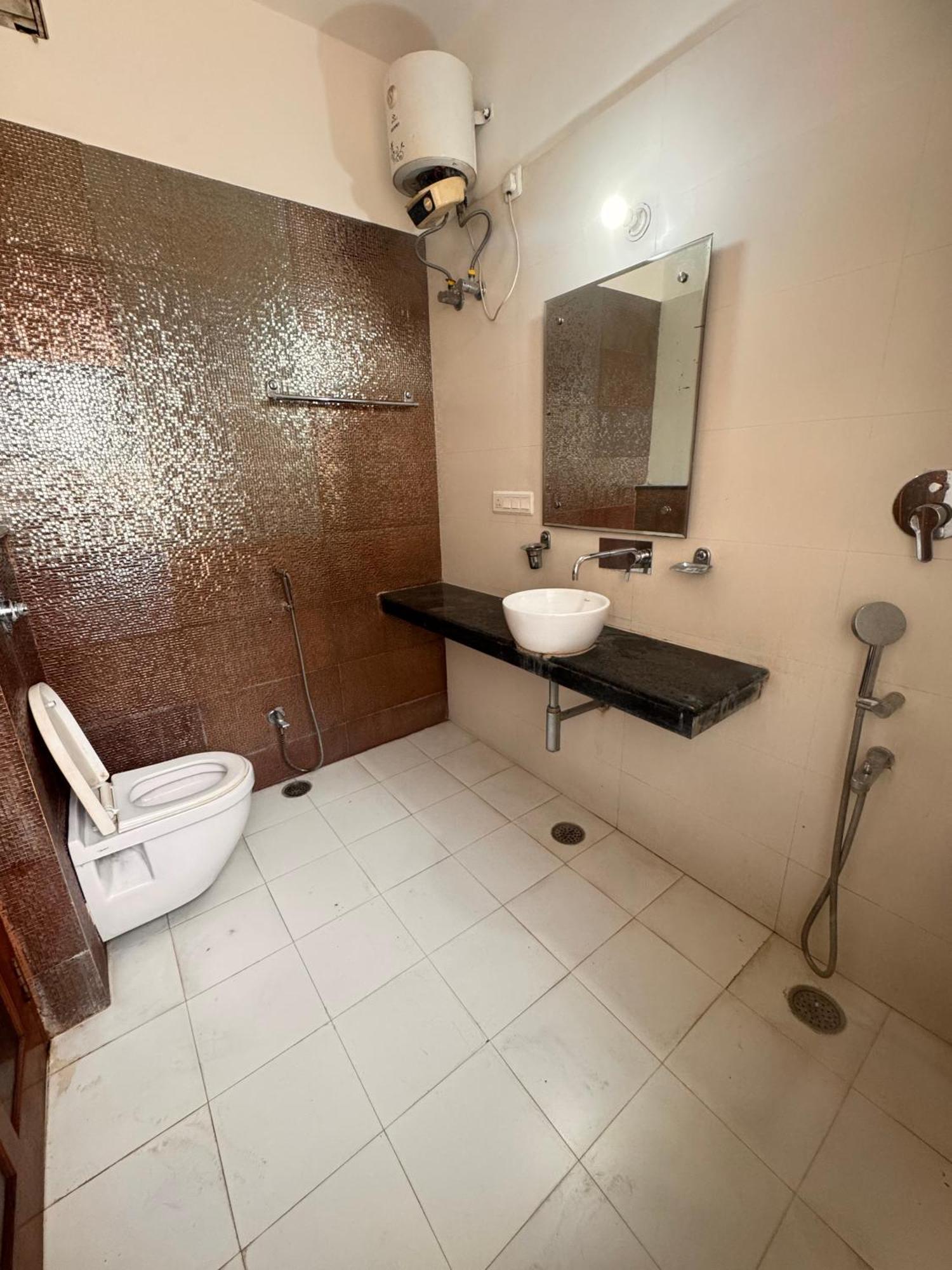 Hl Grand Hotel Лакнау Екстериор снимка
