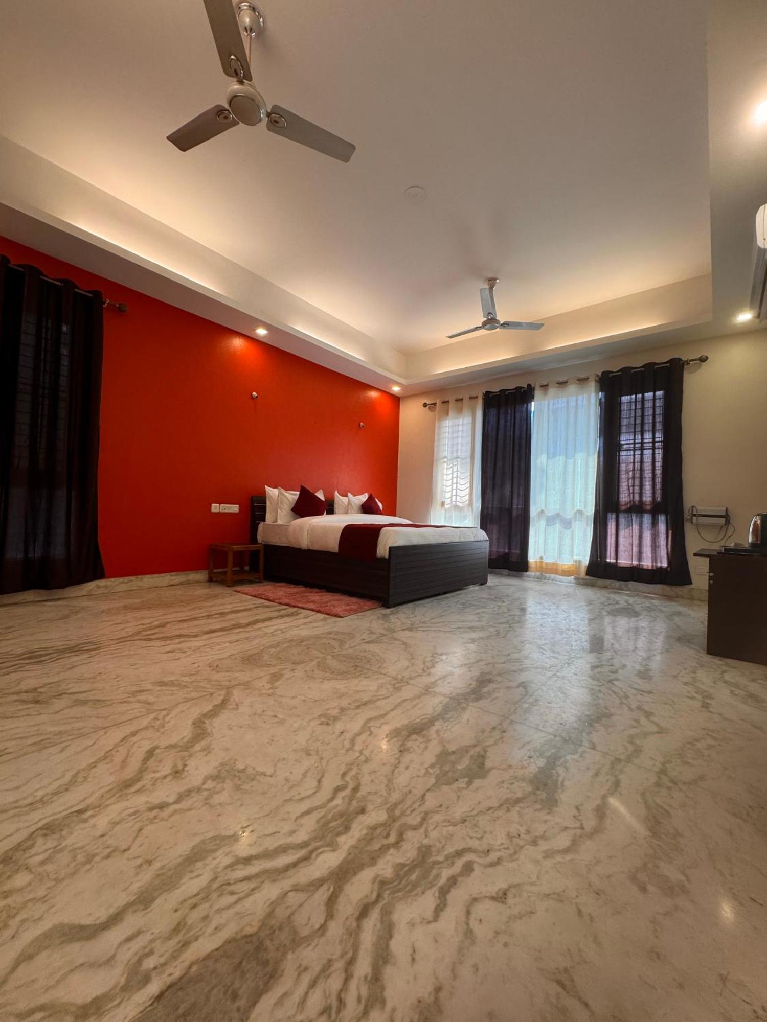 Hl Grand Hotel Лакнау Екстериор снимка