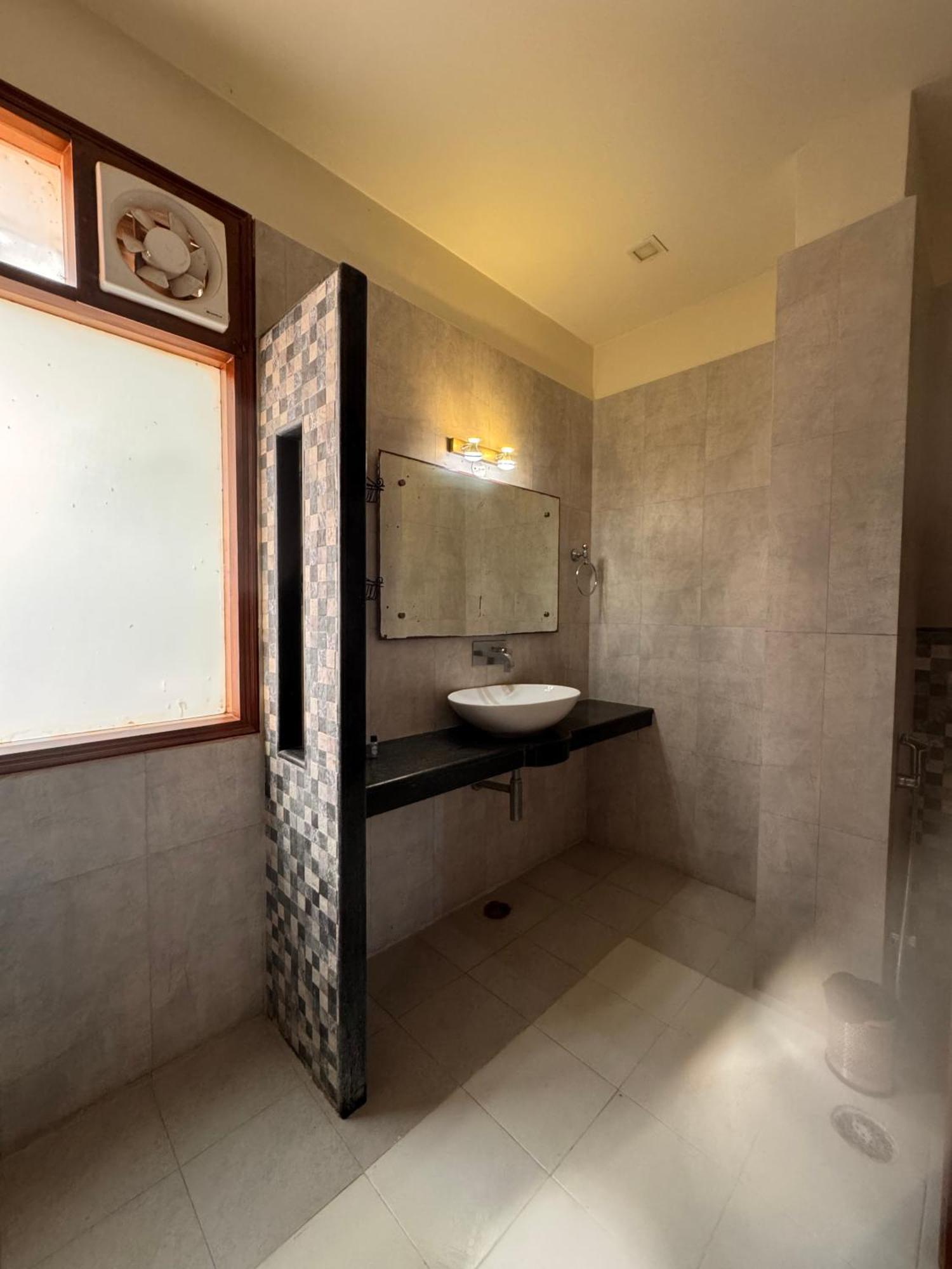 Hl Grand Hotel Лакнау Екстериор снимка