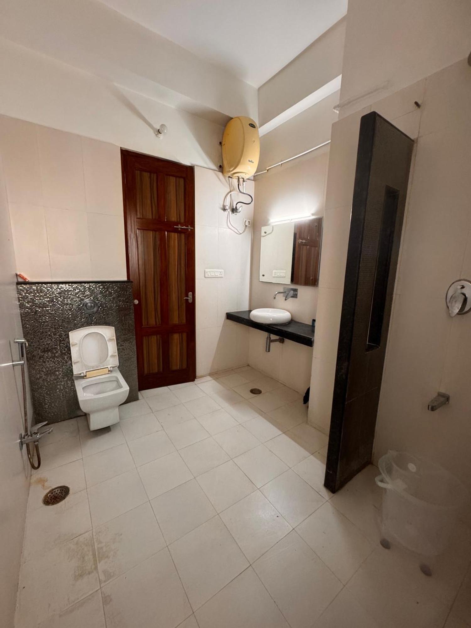 Hl Grand Hotel Лакнау Екстериор снимка