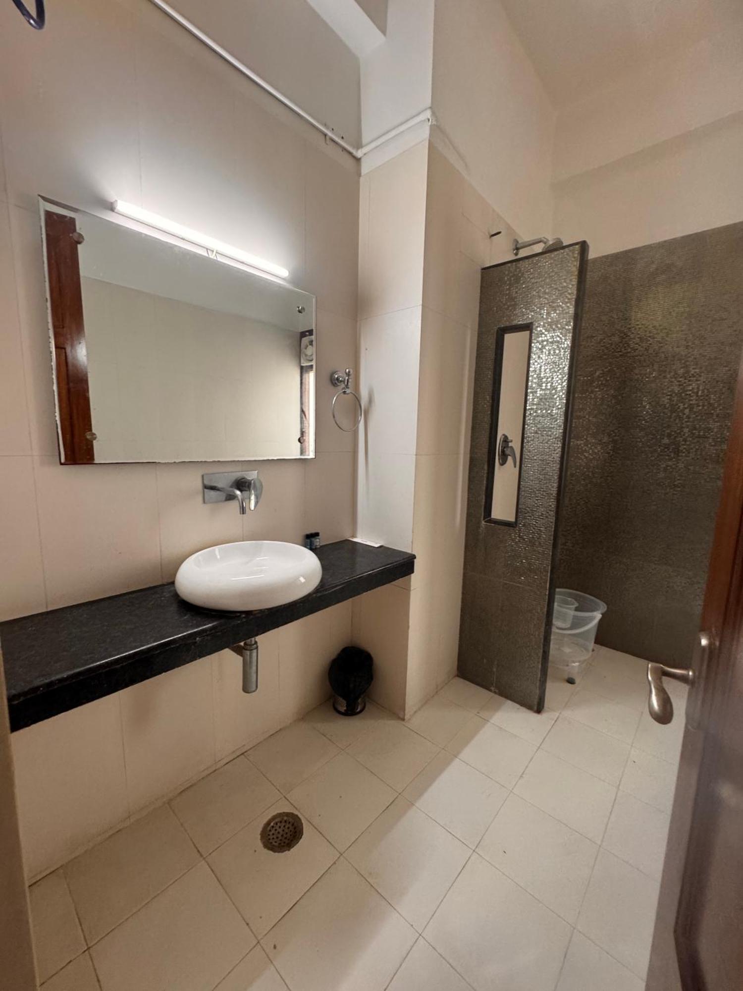 Hl Grand Hotel Лакнау Екстериор снимка